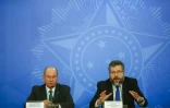 Photo d'archive du 4 février 2020 montrant les ministres démissionnaires Ernesto Araujo (D) et Fernando Azevedo e Silva à Brasilia