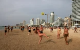 Des Israéliens à la plage, sans masque de protection, le 19 avril 2021 à Tel-Aviv