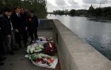 Emmanuel Macron vient fleurir la plaque en mémoire de Brahim Bouarram, un jeune Marocain tué dans la Seine par des militants proches de l'extrême droite en 1995, le 1er mai 2017