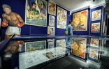 Des objets et des affiches de cinéma de la collection René Chateau exposés à Paris, le 7 avril 2026 avant leur vente aux enchères par la maison Millont, le 9 avril 2026
