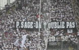 Banderole des supporters lyonnais pour leur ancien entraîneur Pierre Sage, désormais à Lens, le 16 août 2025 au stade Bollaert