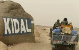 Des soldats maliens arrivent à Kidal après une patrouille au départ de Gao, le 26 juillet 2013, dans le nord du Mali.
La rébellion malienne du Front de Libération de l'Azawad (FLA) revendique samedi avoir pris le contrôle dans la journée de la ville clef de Kidal