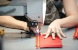 Une couturière travaille dans la nouvelle manufacture Hermès, la veille de son ouverture à Héricourt dans l'est de la France, le 31 mars 2016