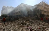 Des Palestiniens au milieu des décombres d'une école gérée par le Patriarcat latin à Gaza-ville, touchée par un bombardement israélien, le 7 juillet 2024