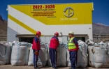 Des sacs d'antimoine pur à 30 % à l'extérieur d'une installation de traitement de l'entreprise Talco Gold, à la mine de Saritag, dans l'ouest du Tadjikistan, le 26 août 2025