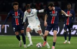 Le Marseillais Adrien Rabiot entouré de Désiré Doué et Khvicha Kvaratskhelia lors du match entre le PSG et l'OM (3-1) au Parc des Princes en clôture de la 26e journée de Ligue 1 le 16 mars 2025