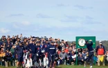 Des supporters nombreux à l'entraînement de l'Américain Brooks Koepka, ici au trou #17 du parcours de Whistling Straits, avant la 43e édition de la Ryder Cup, le 22 septembre 2021