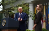 Le président américain Donald Trump nomme la juge conservatrice Amy Coney Barrett à la Cour suprême depuis les jardins de la Maison Blanche le 26 septembre 2020