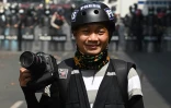 Le photographe Thein Zaw de l'agence AP lors de sa couverture des manifestations contre le coup d'Etat militaire, le 26 février 2021 à Rangoun, en Birmanie