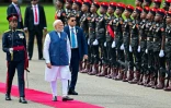 Le Premier ministre indien Narendra Modi passe en revue la garde d'honneur lors d'une cérémonie à Colombo, le 5 avril 2025 au Sri Lanka
