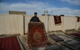 Un marchand fait sécher des tapis au soleil, le 24 janvier 2021 à Hérat, en Afghanistan