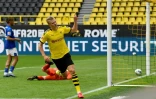 L'attaquant norvégien de Dortmund, Erling Braut Haaland (g), buteur lors du premier match de reprise de la Bundesliga face à Schalke, à Dortmund, le 16 mai 2020