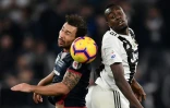 Blaise Matuidi (d) sous le maillot de la Juventus contre Cagliari en championnat d'Italie, le 3 novembre 2018 à Turin  
