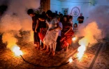 Des adeptes de l'umbanda effectuent un rituel, dans le quartier de Realengo à Rio de Janeiro, au Brésil, le 22 février 2025 