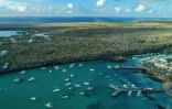 Vue aérienne de Puerto Ayora Bay sur l'île de Santa Cruz, le 21 janvier 2018 aux Galapagos