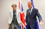 Le président du Conseil européen Donald Tusk accueille Theresa May au sommet de Bruxelles, le 20 octobre 2017