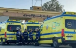 Des ambulanciers égyptiens attendent du côté égyptien du passage frontalier de Rafah avec la bande de Gaza, dans le nord-est de l’Égypte, le 1er février 2026