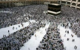 Des pélerins musulmans à proximité de la Kaaba, construction cubique enveloppée d'une lourde étoffe de soie noire brodée au fil d?or de versets coraniques, à La Mecque, le 28 août 2017