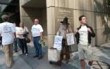 Des opposants à l'accord commercial trans-pacifique (TPP) manifestent le 1er octobre 2015 au pied de l'hôtel Westin Peachtree Plaza, à Atlanta où se tiennent les négociations