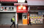 Des boutiques fermées dans une rue de Sheung Shui, le 10 décembre 2021 à Hong Kong