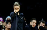 L'entraîneure adjointe des San Antonio Spurs Becky Hammon lors d'un match de NBA à Philadelphie, le 7 janvier 2022