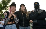 Une femme en larmes à Los Angeles, lors d'une manifestation contre la politique migratoire de Donald Trump, alors que le couvre-feu imposé par la maire de la ville vient d'entrer en vigueur, le 10 juin 2025
