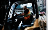 Un employé en train de travailler sur son engin, à New York, le 1er octobre 2021