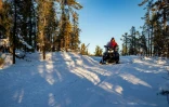 La ranger Lorraine Villeneuve conduit un motoneige à Yellowknife, dans les Territoires du Nord-Ouest, au Canada, le 24 janvier 2025