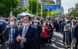 Des invités à la cérémonie d'investiture du président sud-coréen Yoon Suk-yeol font la queue devant l'Assemblée nationale à Séoul, le 10 mai 2022