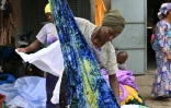 Des femmes teignent des tissus de coton pour le couturier ivoiro-burkinabè Pathé'O à Abidjan, le 31 mai 2021
