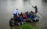 Des migrants traversent en radeau le fleuve Suchiate, entre  Tecun Uman, au Guatemala et Ciudad Hidalgo, dans le sud du Mexique, le 8 juin 2019