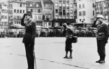 Le général Philippe Leclerc (à gauche) fait le salut après la libération de Strasbourg, le 23 novembre 1944