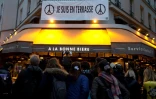 Une bannière "Je suis en Terrasse" flotte au dessus du bar "La bonne bière", le 4 décembre 2015