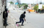 Des policiers haïtiens se déploient pendant une fusillade avec des membres de gangs, le 11 novembre 2024 à Port-au-Prince