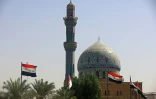 Les drapeaux iraquiens flottent devant une mosquée à Bagdad le 29 septembre 2026