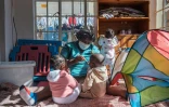 Une nurse s'occupe d'enfants abandonnés à l'orphelinat Door of Hope, le 27 juin 2019 à Johannesburg, en Afrique du sud