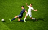 Le milieu de terrain de l'Écosse John McGinn (g.) au duel avec le milieu de terrain de la République tchèque Petr Sevcik (d.) pendant le match du Groupe D de l'Euro 2020 entre l'Écosse et la République tchèque, au stade Hampden Park à Glasgow le 14 juin 2021.