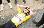 Le maillot jaune du Tour de France Tadej Pogacar après sa victoire au sommet du col du Portet, lors de la 17e étape, le 14 juillet 2021