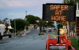 "Plus sûr à la maison" un panneau dans une rue de Monterey Park (Californie), le 26 mars 2020