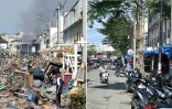 Montage photos du 3 décembre 2024 montrant une rue de Banda Aceh le 29 décembre 2004 après le tsunami du 26 décembre 2004 (g) et la même rue, le 25 novembre 2024