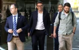 Andy Burnham (c), candidat Ă la direction du Parti travailliste, arrive aux studios de Millbank avant une interview, le 2 juillet 2026 Ă Londres