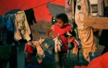 Une jeune Syrienne ayant fui les bombardements des forces pro-régime dans la province de Deraa attend dans un camp de fortune près de la frontière jordanienne, dans le sud de la Syrie, le 1er juillet 2018
