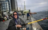 Serife Dogan pêche sur un quai du Bosphore, à Istanbul, le 15 novembre 2017