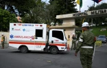 Une ambulance arrive à l’hôpital militaire de Bogota le 23 mars 2026, après le crash d’un Hercules de l’Armée de l’air lors du décollage à Puerto Leguizamo, en Colombie
