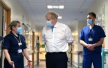 Le Premier ministre britannique Boris Johnson parle avec du personnel soignant lors d'une visite Ă l'hĂ´pital de Colchester, le 27 mai 2021