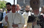 Le pape François et le chef de l'Eglise apostolique arménienne, le Catholikos Karékine II, le 26 juin 2016 à Erevan