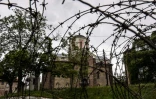 L'église Saint-Sava vue à travers les barbelés dans la partie albanaise de Mitrovica, une ville divisée selon des critères ethniques, le 7 mai 2017