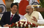 Le Premier ministre indien Narendra Modi (d) et son homologue japonais Shinzo Abe s'accordent un moment de détente avant la signature d'accords, à New Delhi, le 12 décembre 2015