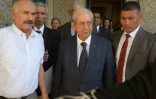 Le président du Parlement tunisien Mohamed Ennaceur (C) arrive au Parlement avant sa prestation de serment comme président par intérim de la Tunisie, le 25 juillet 2019