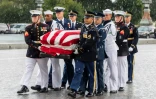 Des soldats américains portent le cercueil de John McCain jusqu'au Capitole, le 31 août 2018, à Washington